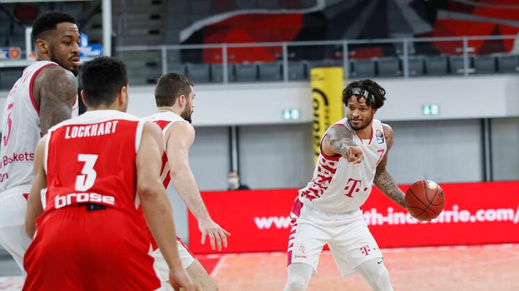 Deutschland, Bamberg, Brose Arena, 19.12.2020, emspor, emonline, despor, deonline, Brose Bamberg - Telekom Baskets Bonn, Basketball, BBL Bild: v. li. James Thompson IV (Telekom Baskets Bonn), Dominic Lockhart (Brose Bamberg), David Kravish (Brose Bamberg) und Chris Babb (Telekom Baskets Bonn) Copyright: HMBxMedia xHeikoxBecker