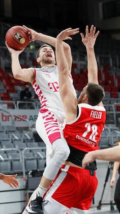Deutschland, Bamberg, Brose Arena, 19.12.2020, emspor, emonline, despor, deonline, Brose Bamberg - Telekom Baskets Bonn, Basketball, BBL Bild: v. li. Strahinja Micovic (Telekom Baskets Bonn) und Chase Fieler (Brose Bamberg) Copyright: HMBxMedia xHeikoxBecker