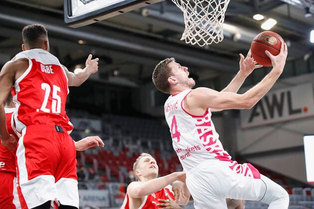 Deutschland, Bamberg, Brose Arena, 19.12.2020, emspor, emonline, despor, deonline, Brose Bamberg - Telekom Baskets Bonn, Basketball, BBL Bild: v. li. Kenneth Ogbe (Brose Bamberg) und Strahinja Micovic (Telekom Baskets Bonn) Copyright: HMBxMedia xHeikoxBecker