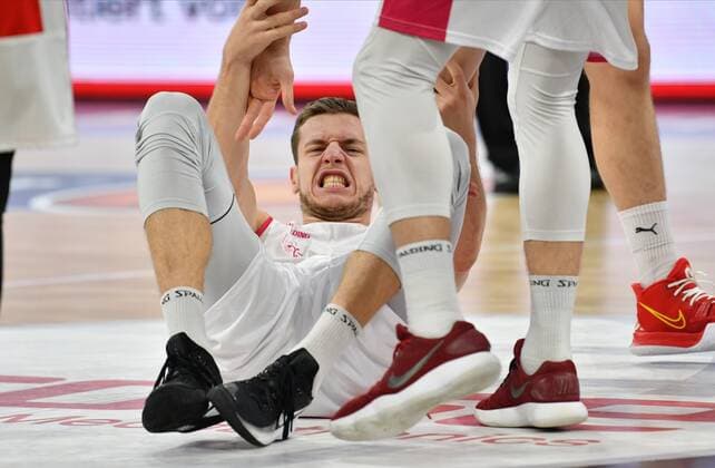 BAMBERG 19.12.2020 --- Basketball ---- easycredit 1. Basketball Bundesliga ---- 7. Spieltag: Brose Bamberg vs Telekom Baskets Bonn --- Strahinja Micovic (4, Telekom Baskets Bonn) beißt Zähne zusammen --- Foto: Hans-Martin Issler isslerimages ---- Brose Bamberg vs Telekom Baskets Bonn