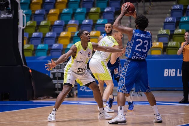 Fraport Skyliners - medi Bayreuth, easyCredit BBL Frank Bartley (medi Bayreuth, 24) verteidigt gegen Quantez Robertson (Fraport Skyliners, 23). Basketball-Spiel der easyCredit BBL zwischen den Fraport Skyliners und medi Bayreuth am 19. Dezember 2020 in der Fraport-Arena in Frankfurt am Main., Frankfurt am Main Hessen Deutschland Fraport-Arena