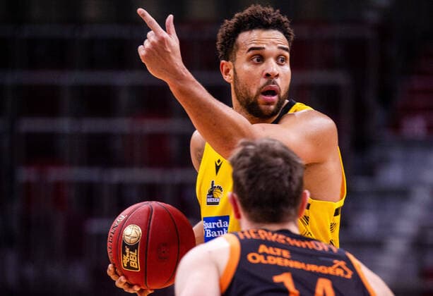 Elias Harris (MHP RIESEN Ludwigsburg 8) ; Philipp Herkenhoff (Rasta Vechta 14) ; 1. BASKETBALL Bundesliga: MHP RIESEN Ludwigsburg - Rasta Vechta am 19.12.2020 in Ludwigsburg (MHPArena), Baden-Wuerttemberg Ludwigsburg. 19.12.20 Basketball , 19.12.2020, Ludwigsburg (Deutschland)