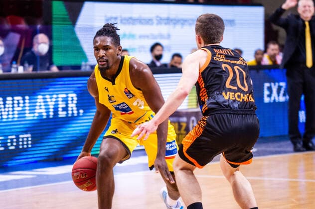 Jaleen Smith (MHP RIESEN Ludwigsburg 3) ; Jannes Hundt (Rasta Vechta 20) ; 1. BASKETBALL Bundesliga: MHP RIESEN Ludwigsburg - Rasta Vechta am 19.12.2020 in Ludwigsburg (MHPArena), Baden-Wuerttemberg Ludwigsburg. 19.12.20 Basketball , 19.12.2020, Ludwigsburg (Deutschland)