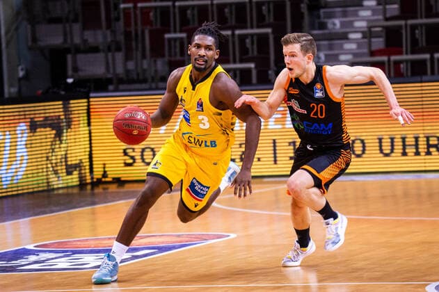 Jaleen Smith (MHP RIESEN Ludwigsburg 3) ; Jannes Hundt (Rasta Vechta 20) ; 1. BASKETBALL Bundesliga: MHP RIESEN Ludwigsburg - Rasta Vechta am 19.12.2020 in Ludwigsburg (MHPArena), Baden-Wuerttemberg Ludwigsburg. 19.12.20 Basketball , 19.12.2020, Ludwigsburg (Deutschland)