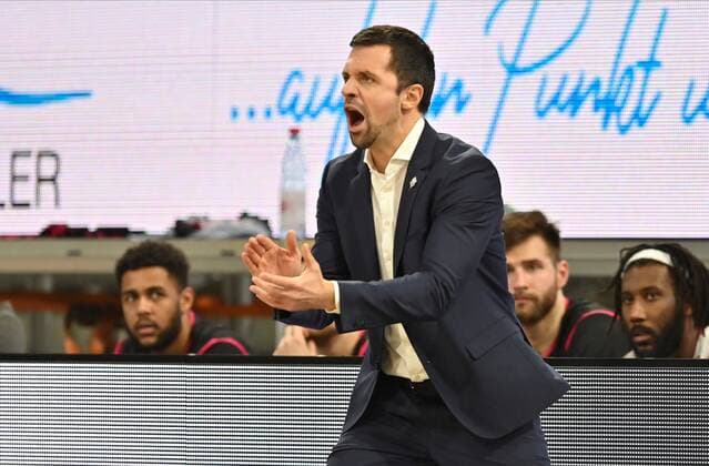 BAMBERG 19.12.2020 --- Basketball ---- easycredit 1. Basketball Bundesliga ---- 7. Spieltag: Brose Bamberg vs Telekom Baskets Bonn --- Igor Jovovic (Headcoach Telekom Baskets Bonn) feuert sein Team an --- Foto: Hans-Martin Issler isslerimages ---- Brose Bamberg vs Telekom Baskets Bonn
