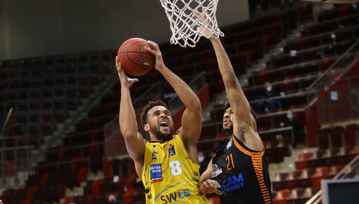 Ludwigsburg , Basketball easyCredit BBL Bundesliga , MHP RIESEN Ludwigsburg vs. Rasta Vechta , von links: Elias harris ( Riesen ) Jordan Barnett ( Vechta )