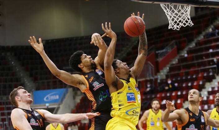 Ludwigsburg , Basketball easyCredit BBL Bundesliga , MHP RIESEN Ludwigsburg vs. Rasta Vechta , von links: Jordan Bernett ( Vechta ) Desi Rodriguez ( Riesen )