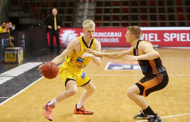 Ludwigsburg , Basketball easyCredit BBL Bundesliga , MHP RIESEN Ludwigsburg vs. Rasta Vechta , von links: Jacob Patrick ( Riesen ) Tim Hasbargen ( Vechta )