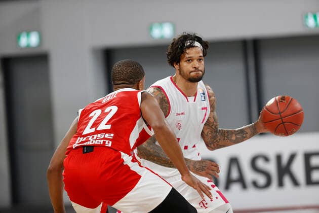 Deutschland, Bamberg, Brose Arena, 19.12.2020, emspor, emonline, despor, deonline, Brose Bamberg - Telekom Baskets Bonn, Basketball, BBL Bild: v. li. Devon Hall (Brose Bamberg) und Chris Babb (Telekom Baskets Bonn) Copyright: HMBxMedia xHeikoxBecker