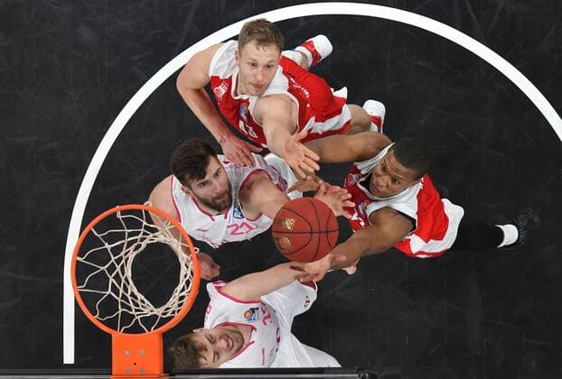 BAMBERG 19.12.2020 --- Basketball ---- easycredit 1. Basketball Bundesliga ---- 7. Spieltag: Brose Bamberg vs Telekom Baskets Bonn --- Kilian Binapfl (12, Telekom Baskets Bonn), Leon Kratzer (21, Telekom Baskets Bonn), Devon Hall (22, Brose Bamberg) und Christian Sengfelder (43, Brose Bamberg) kämpfen um den Rebound --- Foto: Hans-Martin Issler isslerimages ---- Brose Bamberg vs Telekom Baskets Bonn