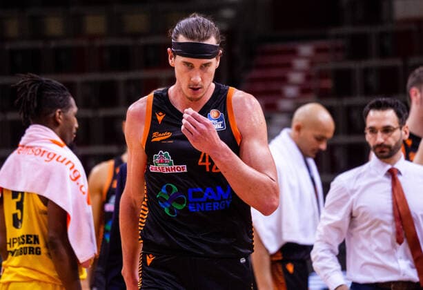 enttaeuscht: Dennis Clifford (Rasta Vechta 42) ; 1. BASKETBALL Bundesliga: MHP RIESEN Ludwigsburg - Rasta Vechta am 19.12.2020 in Ludwigsburg (MHPArena), Baden-Wuerttemberg Ludwigsburg. 19.12.20 Basketball , 19.12.2020, Ludwigsburg (Deutschland)