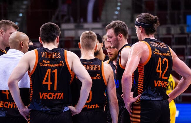 enttaeuscht: Philipp Herkenhoff (Rasta Vechta 14) ; und Mannschaft 1. BASKETBALL Bundesliga: MHP RIESEN Ludwigsburg - Rasta Vechta am 19.12.2020 in Ludwigsburg (MHPArena), Baden-Wuerttemberg Ludwigsburg. 19.12.20 Basketball , 19.12.2020, Ludwigsburg (Deutschland)