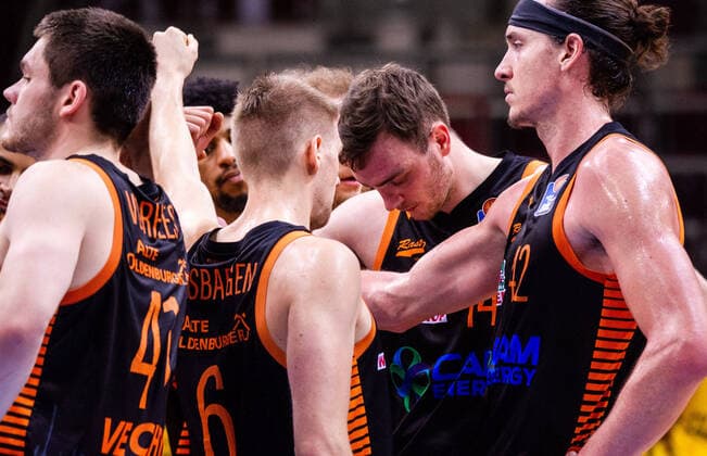 enttaeuscht: Philipp Herkenhoff (Rasta Vechta 14) ; und Mannschaft 1. BASKETBALL Bundesliga: MHP RIESEN Ludwigsburg - Rasta Vechta am 19.12.2020 in Ludwigsburg (MHPArena), Baden-Wuerttemberg Ludwigsburg. 19.12.20 Basketball , 19.12.2020, Ludwigsburg (Deutschland)