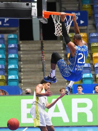 Sport Bilder des Tages 19.12.2020, xhbx, Basketball BBL Bundesliga, Frankfurt Skyliners - medi Bayreuth emspor, v.l. Ryan Woolridge (medi Bayreuth) , Kamari Murphy (Fraport Skyliners Frankfurt) (DFL DFB REGULATIONS PROHIBIT ANY USE OF PHOTOGRAPHS as IMAGE SEQUENCES and or QUASI-VIDEO) Frankfurt am Main