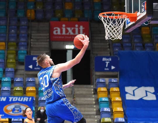 19.12.2020, xhbx, Basketball BBL Bundesliga, Frankfurt Skyliners - medi Bayreuth emspor, v.l. Jon Axel Gudmundsson (Fraport Skyliners Frankfurt) (DFL DFB REGULATIONS PROHIBIT ANY USE OF PHOTOGRAPHS as IMAGE SEQUENCES and or QUASI-VIDEO) Frankfurt am Main