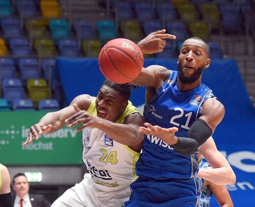19.12.2020, xhbx, Basketball BBL Bundesliga, Frankfurt Skyliners - medi Bayreuth emspor, v.l. Frank Bartley (medi Bayreuth) , Kamari Murphy (Fraport Skyliners Frankfurt) (DFL DFB REGULATIONS PROHIBIT ANY USE OF PHOTOGRAPHS as IMAGE SEQUENCES and or QUASI-VIDEO) Frankfurt am Main