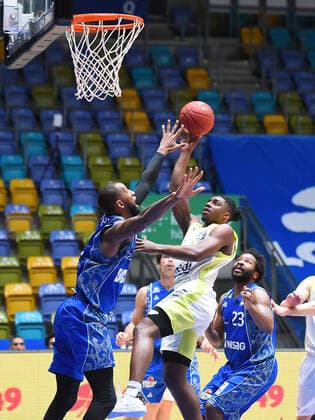 19.12.2020, xhbx, Basketball BBL Bundesliga, Frankfurt Skyliners - medi Bayreuth emspor, v.l. Kamari Murphy (Fraport Skyliners Frankfurt), Frank Bartley (medi Bayreuth) (DFL DFB REGULATIONS PROHIBIT ANY USE OF PHOTOGRAPHS as IMAGE SEQUENCES and or QUASI-VIDEO) Frankfurt am Main