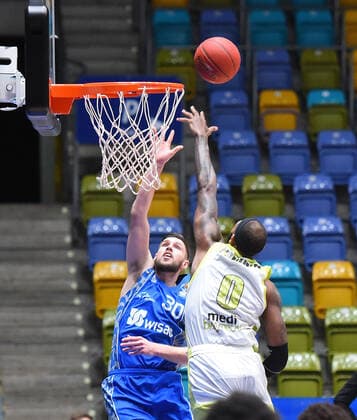 19.12.2020, xhbx, Basketball BBL Bundesliga, Frankfurt Skyliners - medi Bayreuth emspor, v.l. Jon Axel Gudmundsson (Fraport Skyliners Frankfurt), Dererk Pardon (medi Bayreuth) (DFL DFB REGULATIONS PROHIBIT ANY USE OF PHOTOGRAPHS as IMAGE SEQUENCES and or QUASI-VIDEO) Frankfurt am Main