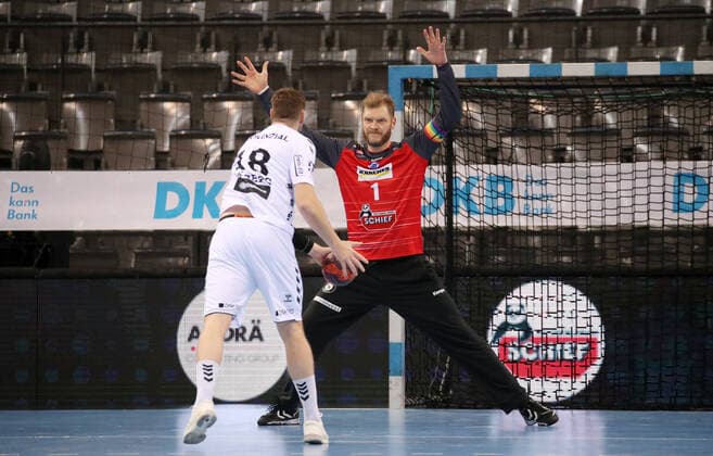 19.12.20 TVB Stuttgart - THW Kiel Deutschland, Stuttgart, 19.12.2020, Handball, DKB Bundesliga, Saison 2020 2021, TVB Stuttgart - THW Kiel: v.l. Niclas Ekberg (THW Kiel), Johannes Bitter (TVB Stuttgart).