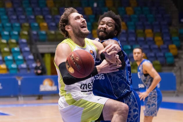 Fraport Skyliners - medi Bayreuth, easyCredit BBL Foulspiel von Quantez Robertson (Fraport Skyliners, 23) an Matthew Tiby (medi Bayreuth, 15). Basketball-Spiel der easyCredit BBL zwischen den Fraport Skyliners und medi Bayreuth am 19. Dezember 2020 in der Fraport-Arena in Frankfurt am Main., Frankfurt am Main Hessen Deutschland Fraport-Arena