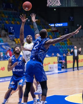 Fraport Skyliners - medi Bayreuth, easyCredit BBL Quantez Robertson (Fraport Skyliners, 23) und Kamari Murphy (Fraport Skyliners, 21) verteidigen gegen Frank Bartley (medi Bayreuth, 24). Basketball-Spiel der easyCredit BBL zwischen den Fraport Skyliners und medi Bayreuth am 19. Dezember 2020 in der Fraport-Arena in Frankfurt am Main., Frankfurt am Main Hessen Deutschland Fraport-Arena