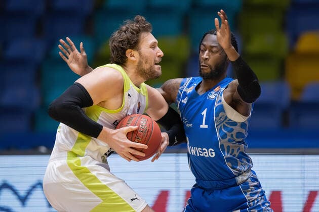 Fraport Skyliners - medi Bayreuth, easyCredit BBL Matthew Tiby (medi Bayreuth, 15) wird von Matt Mobley (Fraport Skyliners, 1) abgeblockt. Basketball-Spiel der easyCredit BBL zwischen den Fraport Skyliners und medi Bayreuth am 19. Dezember 2020 in der Fraport-Arena in Frankfurt am Main., Frankfurt am Main Hessen Deutschland Fraport-Arena