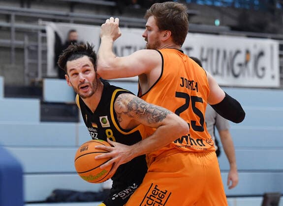 Basketball 2. Bundesliga 2020 2021 27. Spieltag 19.12.2020 wiha Panthers Schwenningen - Tigers Tuebingen Enosch Wolf (li, Tigers) gegen Robin Jorch (re, Schwenningen)