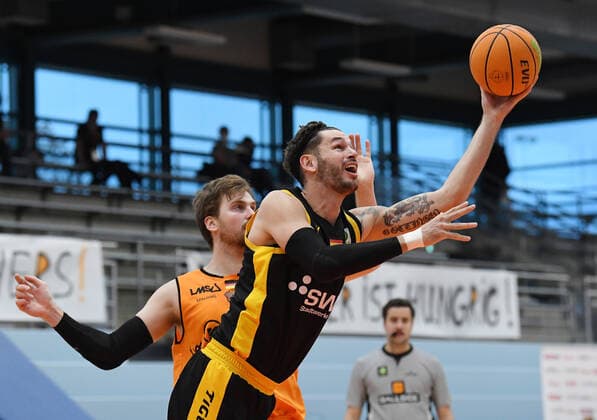 Basketball 2. Bundesliga 2020 2021 27. Spieltag 19.12.2020 wiha Panthers Schwenningen - Tigers Tuebingen Enosch Wolf (li, Tigers) gegen Robin Jorch (re, Schwenningen)