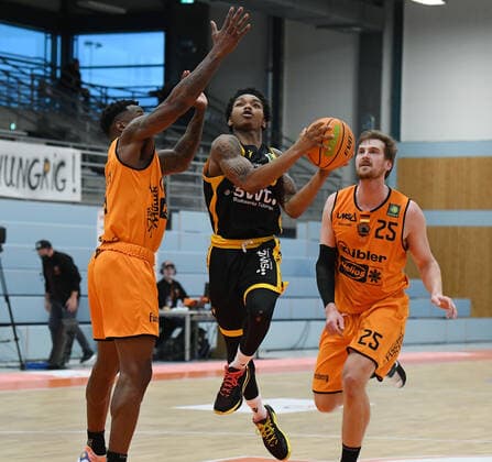 Basketball 2. Bundesliga 2020 2021 27. Spieltag 19.12.2020 wiha Panthers Schwenningen - Tigers Tuebingen Josh Sharkey (Mitte, Tigers) gegen Shaun Willett (li, Schwenningen) und Robin Jorch (re, Schwenningen)