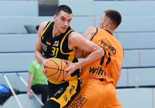 Basketball 2. Bundesliga 2020 2021 27. Spieltag 19.12.2020 wiha Panthers Schwenningen - Tigers Tuebingen Daniel Keppeler (li, Tigers) gegen Rytis Pipiras (Schwenningen)