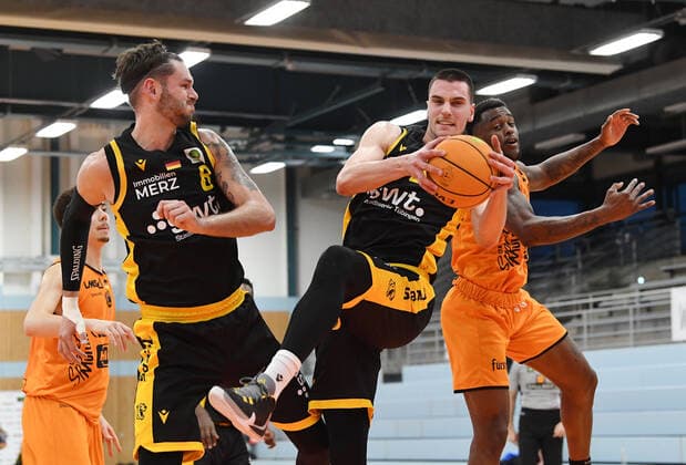 Basketball 2. Bundesliga 2020 2021 27. Spieltag 19.12.2020 wiha Panthers Schwenningen - Tigers Tuebingen Enosch Wolf (li, Tigers) und Daniel Keppeler (Mitte, Tigers) gegen Shaun Willett (re, Schwenningen)