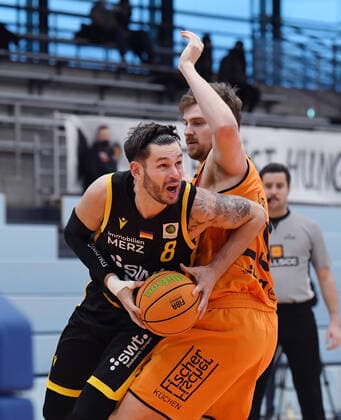 Basketball 2. Bundesliga 2020 2021 27. Spieltag 19.12.2020 wiha Panthers Schwenningen - Tigers Tuebingen Enosch Wolf (li, Tigers) gegen Robin Jorch (re, Schwenningen)