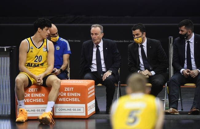 Aito Garcia Reneses (Trainer ALBA), gibt Simone Fontecchio (ALBA), Anweisungen ALBA Berlin - ratiopharm Ulm Basketball, easy Credit BBL , Herren, Maenner, Männer, men, Saison 2020 2021 Berlin, 19.12..2020, Mercedes-Benz Arena
