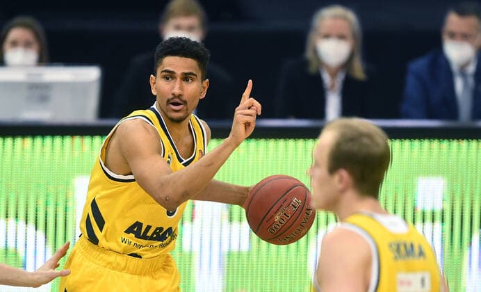 Maodo Lo (ALBA), mit Ball ALBA Berlin - ratiopharm Ulm Basketball, easy Credit BBL , Herren, Maenner, Männer, men, Saison 2020 2021 Berlin, 19.12..2020, Mercedes-Benz Arena