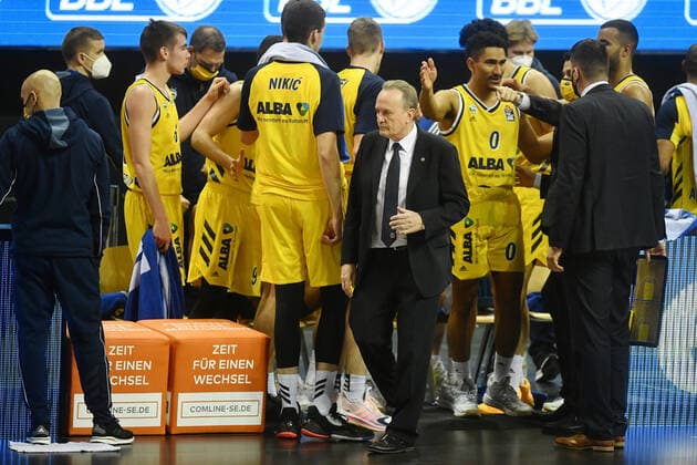 Aito Garcia Reneses (Trainer ALBA), nach einer Spielpause ALBA Berlin - ratiopharm Ulm Basketball, easy Credit BBL , Herren, Maenner, Männer, men, Saison 2020 2021 Berlin, 19.12..2020, Mercedes-Benz Arena