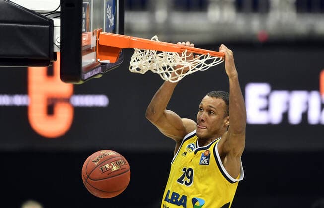 Louis Olinde (ALBA), bei einem dunking ALBA Berlin - ratiopharm Ulm Basketball, easy Credit BBL , Herren, Maenner, Männer, men, Saison 2020 2021 Berlin, 19.12..2020, Mercedes-Benz Arena
