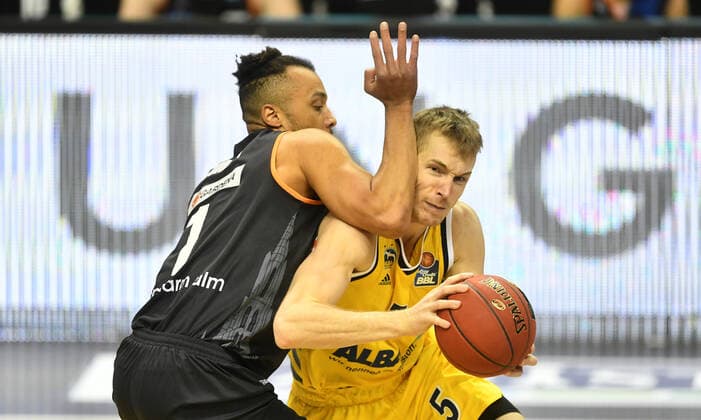 Niels Giffey (ALBA), beim Zweikampf mit Demitrius Conger (Ulm), ALBA Berlin - ratiopharm Ulm Basketball, easy Credit BBL , Herren, Maenner, Männer, men, Saison 2020 2021 Berlin, 19.12..2020, Mercedes-Benz Arena