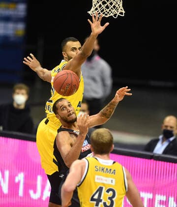 Johannes Thiemann (ALBA), Isaiah Wilkins (Ulm), Luke Sikma (ALBA), ALBA Berlin - ratiopharm Ulm Basketball, easy Credit BBL , Herren, Maenner, Männer, men, Saison 2020 2021 Berlin, 19.12..2020, Mercedes-Benz Arena