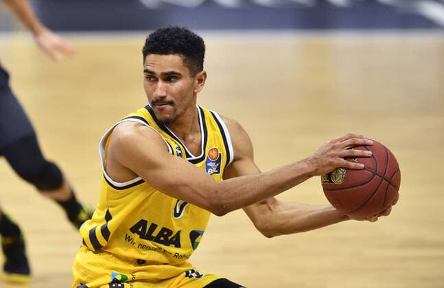 Maodo Lo (ALBA), mit Ball ALBA Berlin - ratiopharm Ulm Basketball, easy Credit BBL , Herren, Maenner, Männer, men, Saison 2020 2021 Berlin, 19.12..2020, Mercedes-Benz Arena