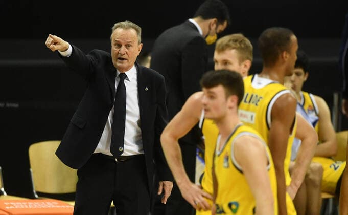 Aito Garcia Reneses (Trainer ALBA), gibt Anweisungen an das team ALBA Berlin - ratiopharm Ulm Basketball, easy Credit BBL , Herren, Maenner, Männer, men, Saison 2020 2021 Berlin, 19.12..2020, Mercedes-Benz Arena