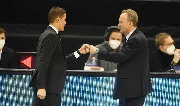 Aito Garcia Reneses (Trainer ALBA), und Jaka Lakovic (Trainer Ulm), mit dem Corona-Gruss nach dem Spiel ALBA Berlin - ratiopharm Ulm Basketball, easy Credit BBL , Herren, Maenner, Männer, men, Saison 2020 2021 Berlin, 19.12..2020, Mercedes-Benz Arena