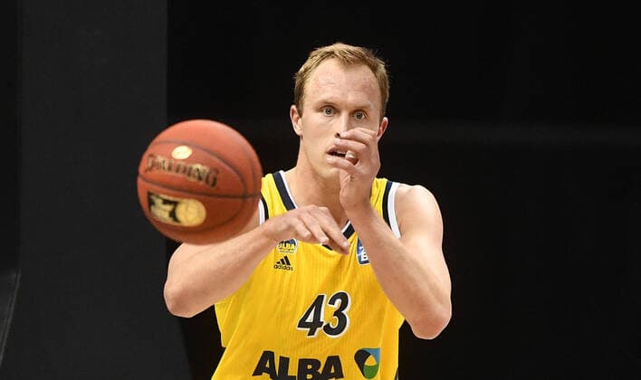 Luke Sikma (ALBA), bei der Ballannahme ALBA Berlin - ratiopharm Ulm Basketball, easy Credit BBL , Herren, Maenner, Männer, men, Saison 2020 2021 Berlin, 19.12..2020, Mercedes-Benz Arena