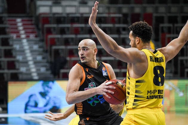 Stefan Peno (RASTA Vechta) im Zweikampf mit Elias Harris (MHP Riesen Ludwigsburg), GER, MHP Riesen Ludwigsburg vs. RASTA Vechta, 19.12.2020, 7. Spieltag easycredit Basketball Bundesliga, Spielzeit 2020 2021. GER, MHP Riesen Ludwigsburg vs. RASTA Vechta, 19.12.2020, 7. Spieltag easycredit Basketball Bundesliga, Spielzeit 2020 2021 Ludwigsburg Copyright: xMemmlerx Eibner-Pressefotox EP_mmr