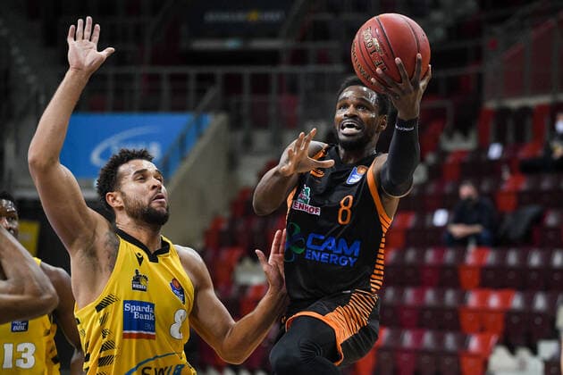 Josh Young (RASTA Vechta) im Zweikampf mit Elias Harris (MHP Riesen Ludwigsburg), GER, MHP Riesen Ludwigsburg vs. RASTA Vechta, 19.12.2020, 7. Spieltag easycredit Basketball Bundesliga, Spielzeit 2020 2021. GER, MHP Riesen Ludwigsburg vs. RASTA Vechta, 19.12.2020, 7. Spieltag easycredit Basketball Bundesliga, Spielzeit 2020 2021 Ludwigsburg Copyright: xMemmlerx Eibner-Pressefotox EP_mmr