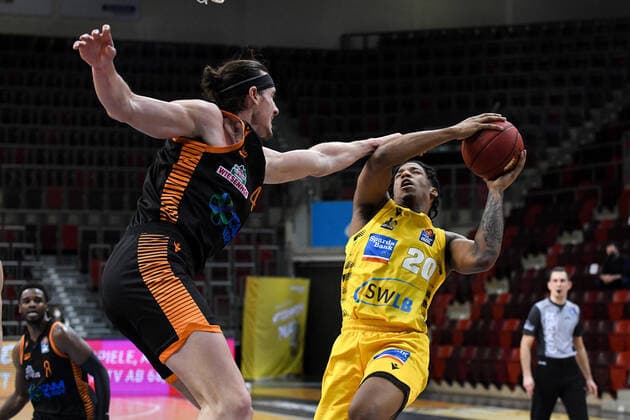 Desi Rodriguez (MHP Riesen Ludwigsburg) im Zweikampf mit Dennis Clifford (RASTA Vechta), GER, MHP Riesen Ludwigsburg vs. RASTA Vechta, 19.12.2020, 7. Spieltag easycredit Basketball Bundesliga, Spielzeit 2020 2021. GER, MHP Riesen Ludwigsburg vs. RASTA Vechta, 19.12.2020, 7. Spieltag easycredit Basketball Bundesliga, Spielzeit 2020 2021 Ludwigsburg Copyright: xMemmlerx Eibner-Pressefotox EP_mmr