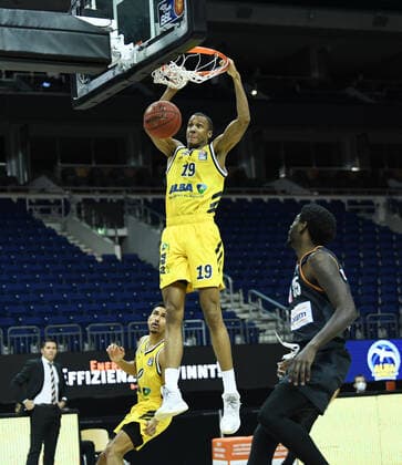 Basketball Berlin 19.12.2020 Saison 2020 2021 easyCredit BBL 1. Bundesliga BBL Alba Berlin vs ratiopharm Ulm vl: Louis Olinde (19 ALB), Aric Holman (35 Ulm)