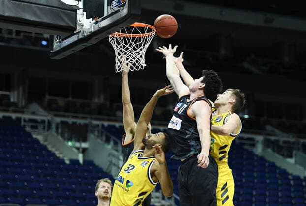Basketball Berlin 19.12.2020 Saison 2020 2021 easyCredit BBL 1. Bundesliga BBL Alba Berlin vs ratiopharm Ulm vl: Johannes Thiemann (32 ALB), Nicolas Bretzel (17 Ulm), Tim Schneider (10 ALB)