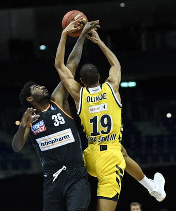 Basketball Berlin 19.12.2020 Saison 2020 2021 easyCredit BBL 1. Bundesliga BBL Alba Berlin vs ratiopharm Ulm vl: Aric Holman (35 Ulm), Louis Olinde (19 ALB)