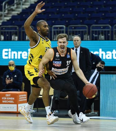 Basketball Berlin 19.12.2020 Saison 2020 2021 easyCredit BBL 1. Bundesliga BBL Alba Berlin vs ratiopharm Ulm vl: Johannes Thiemann (32 ALB), Andreas Obst (13 Ulm)