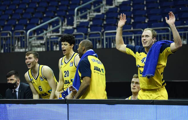 Basketball Berlin 19.12.2020 Saison 2020 2021 easyCredit BBL 1. Bundesliga BBL Alba Berlin vs ratiopharm Ulm vl: Malte Delow (6 ALB), Simone Fontecchio (20 ALB), Jayson Granger (33 ALB) und Luke Sikma (43 ALB)